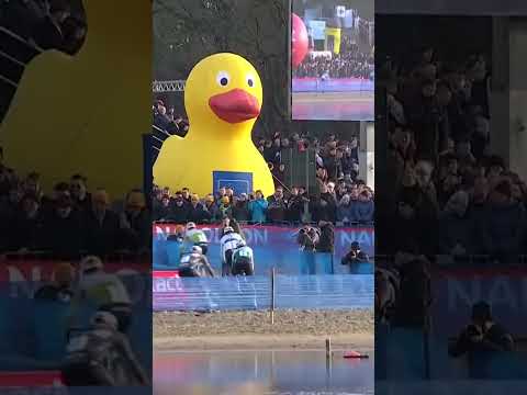 Van der Poel puts the hammer down over the sand — leaving Nys behind, with Van Aert in pursuit!