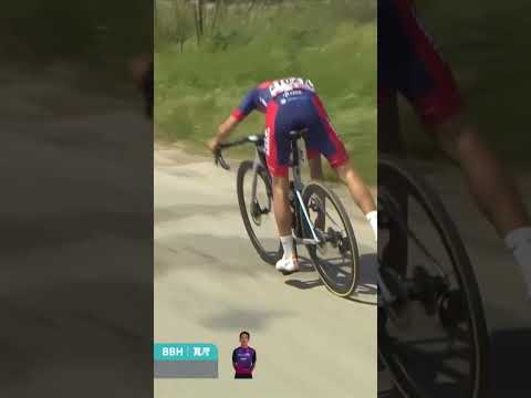 Some on-the-fly chain repairs from Aljaž Turk at the Tour of Türkiye in 2024 🔧