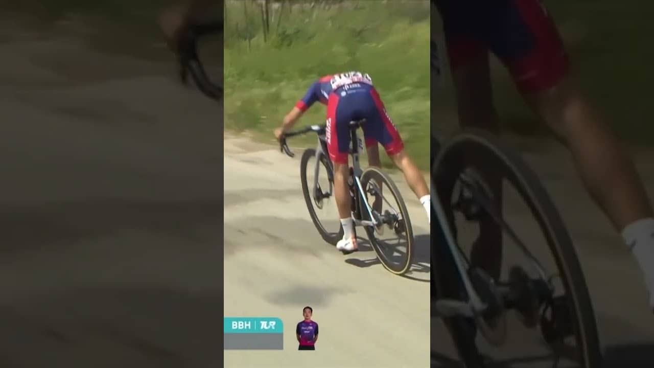 Some on-the-fly chain repairs from Aljaž Turk at the Tour of Türkiye in 2024 🔧