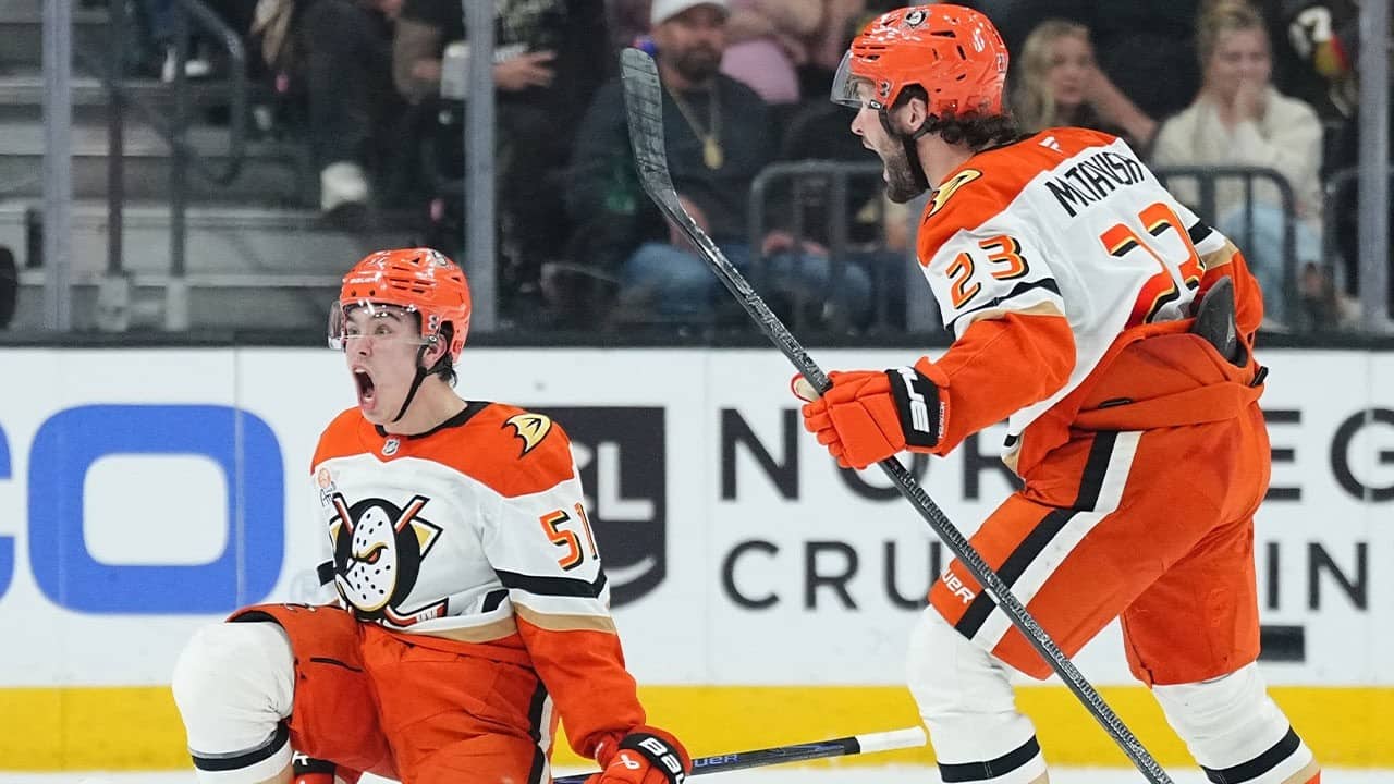 Ducks FORCE OT in Game 5 on Zellweger's late goal!