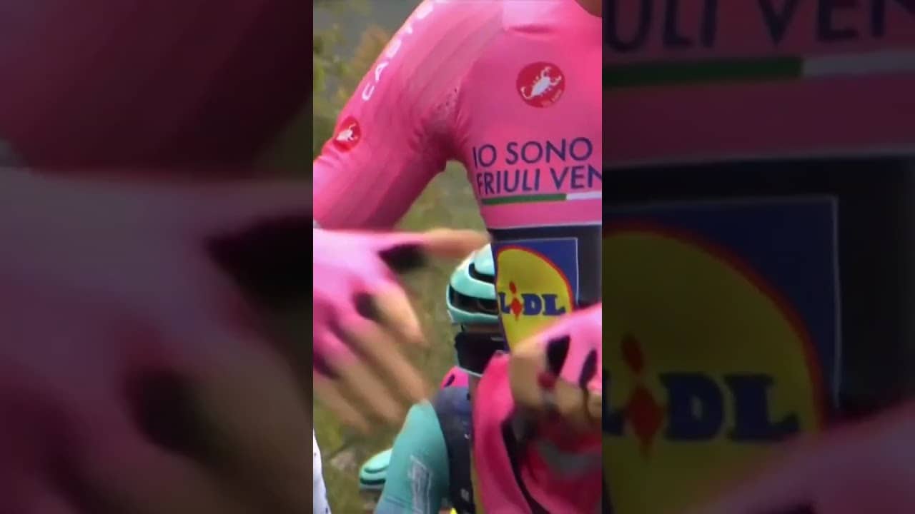 Decked out in pink 💕👚 Giulio Ciccone with all the accessories for his first day in the Maglia Rosa.