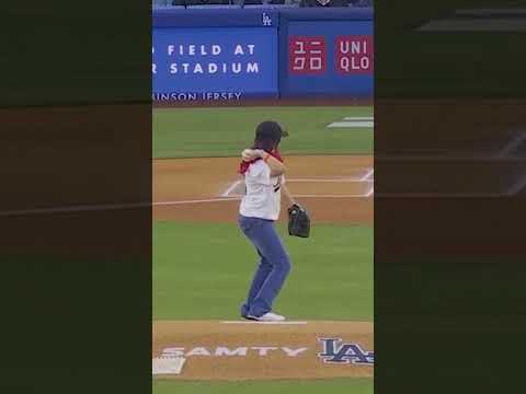 A 14-year-old Dodgers fan, KK, got to meet Freddie Freeman Tuesday thanks to Make-A-Wish! 💙