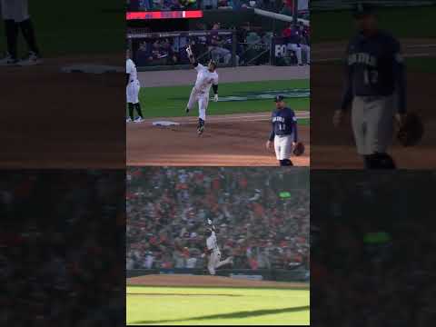 The first Postseason homer in EIGHT YEARS for Javier Báez 💥