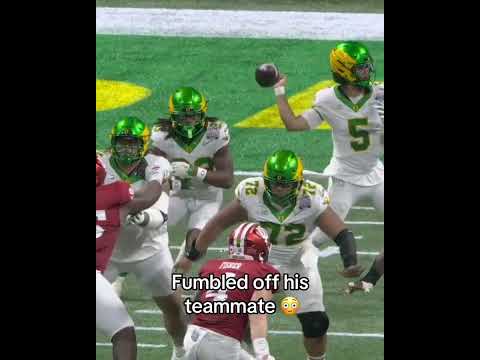 Moore fumbled off the RB 👀