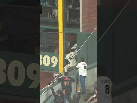 Jung Hoo Lee makes an incredible catch in the right field corner! 😲