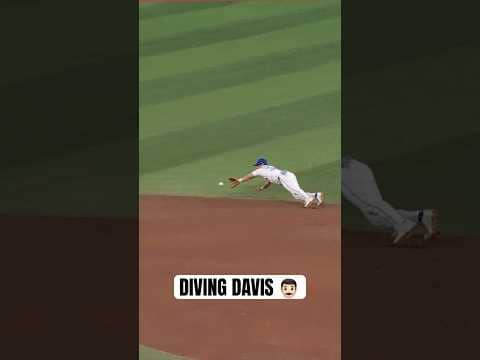DIVING DAVIS SCHNEIDER 👨🏻 #MLB #Toronto #BlueJays