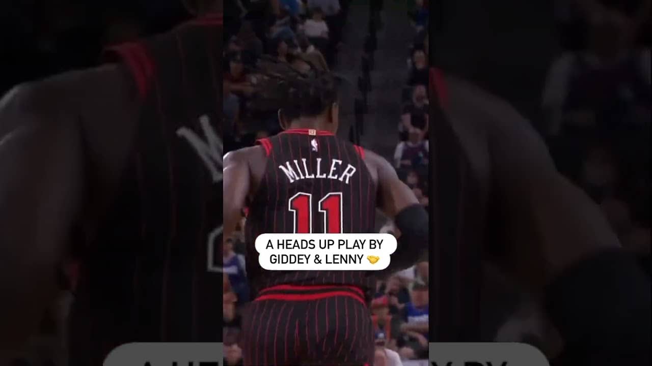 Giddey hit Lenny with a 🤨 before passing to him for a dunk! #nba #highlights #chicagobulls #slamdunk