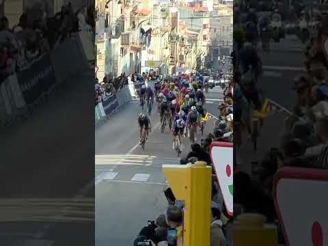 Dorian Godon overhauls Remco Evenepoel in an endless uphill sprint 🤯