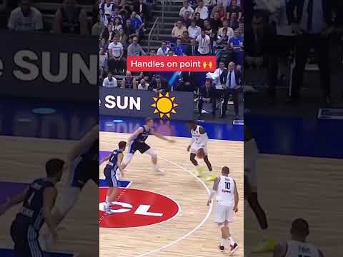 Dennis Schröder had defenders on strings 🎮 #FIBAWC