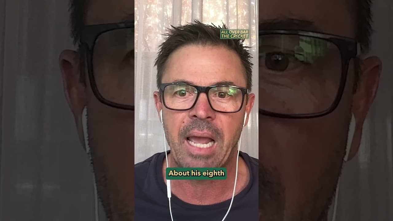 Justin Langer’s unorthodox biscuit eating technique #cricket