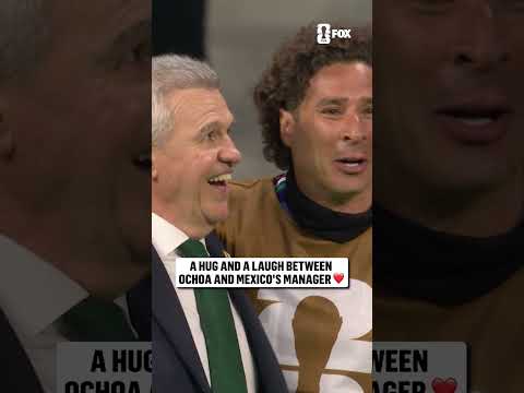 Mexico's legendary keeper Memo Ochoa and Javier Aguirre share a moment on the sideline 🇲🇽