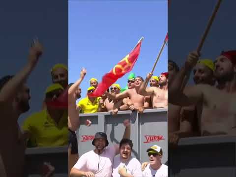 Cycling fans know how to stay cool at the Tour de France 😆🏊