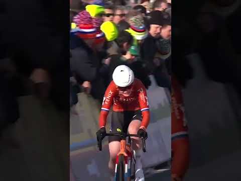 Puck Pieterse makes her move 💨 The Dutchwoman splits up the big leading group with a surge.