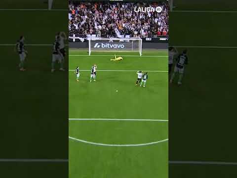 ¡Muy cerca el primero de Danjuma! ⚽️🪵