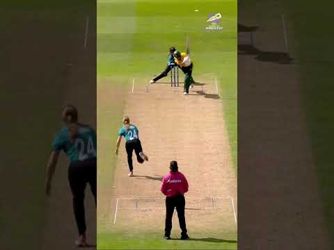 Jess Kerr with a ripper to remove Laura Wolvaardt 🔥
