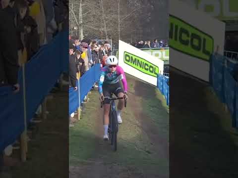 Traffic on course 😮 Lucinda Brand was held up by lapped riders but stays clear in Hofstade!