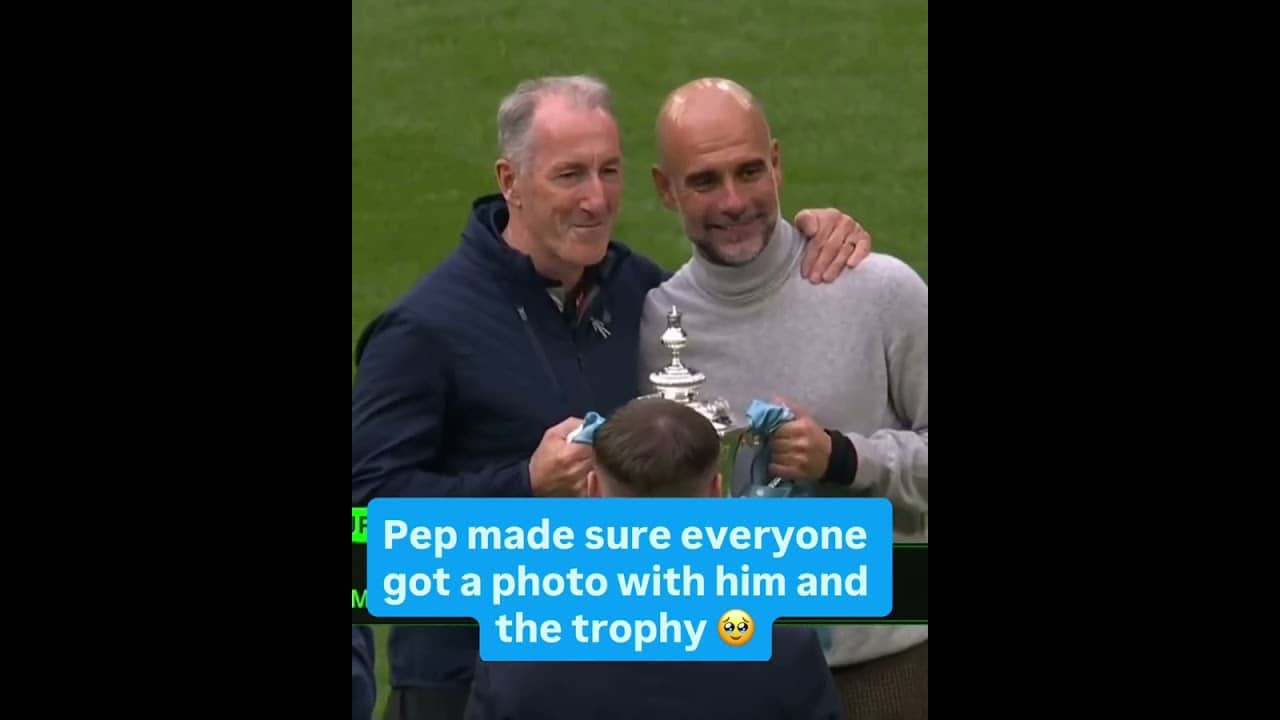 The entire staff took photos with Pep Guardiola after the FA Cup Final win šø