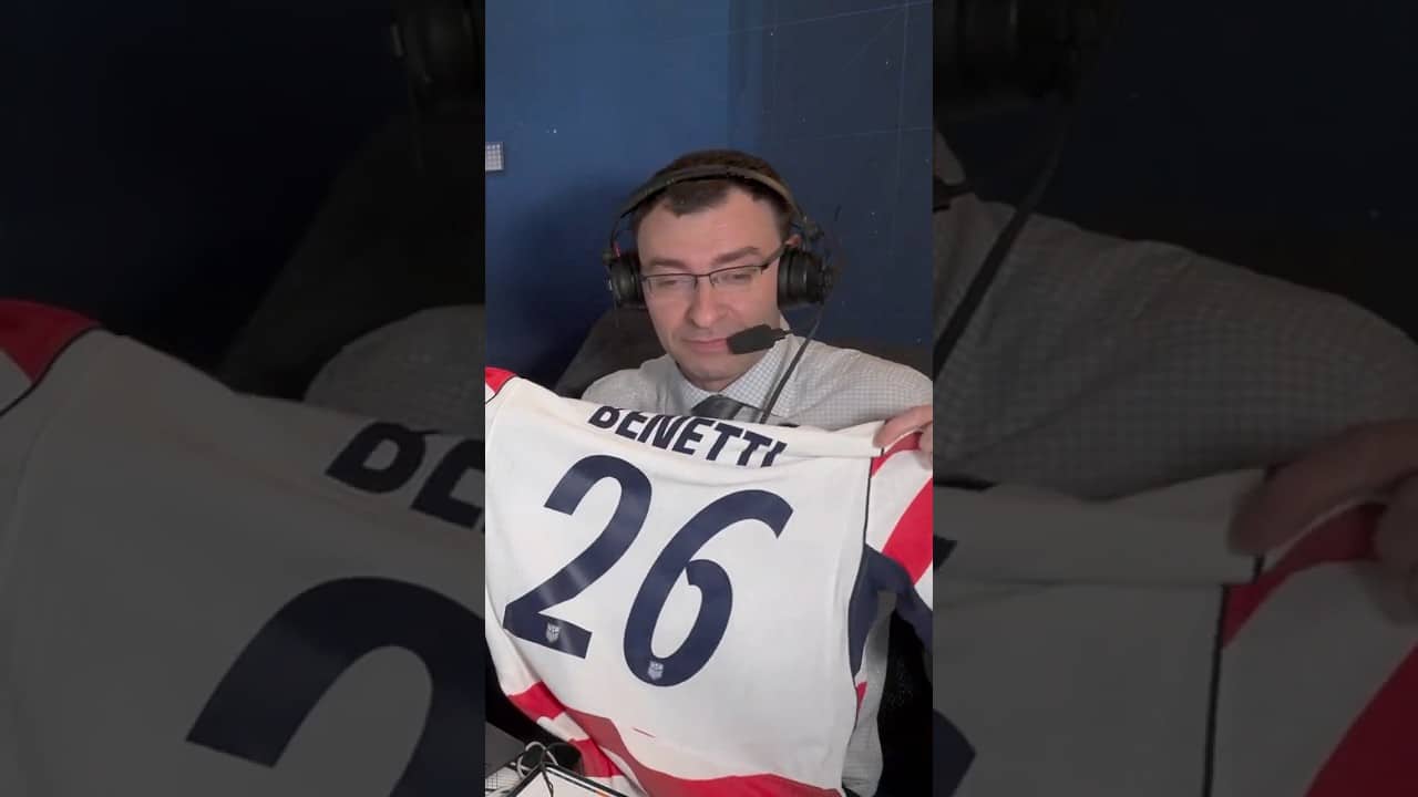 Jason Benetti shows off the custom jersey 🔥