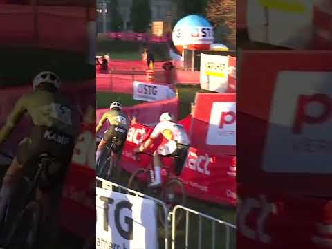 A bit of argy-bargy 🫣 Michael Vanthourenhout and Ryan Kamp battling hard for position 💪