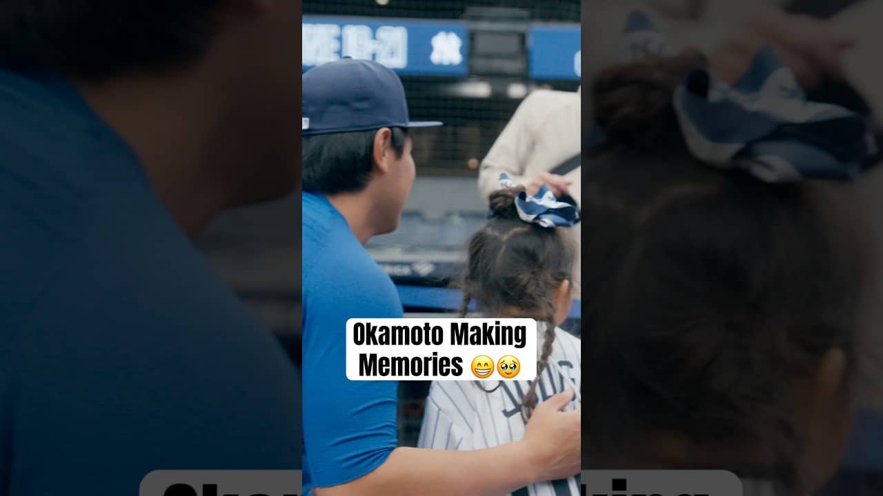 Kazuma Okamoto makes this young fan’s day 🥹 この小さなファンにとっての忘れられない思い出! #BlueJays