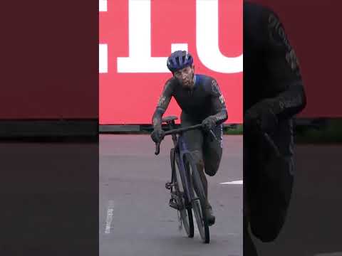 No chain? No problem 👏  Lars van der Haar made it to the finish… just in a unconventional way 😅