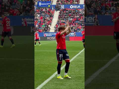 Víctor Muñoz ha recibido en El Sadar el trofeo a mejor jugador sub23 de @LaLiga  en febrero.