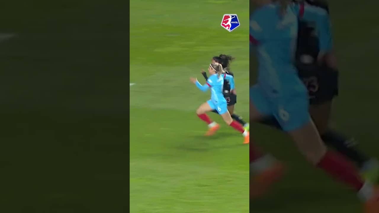 Confidence on the ball ⚽️ Christen Press 🤌