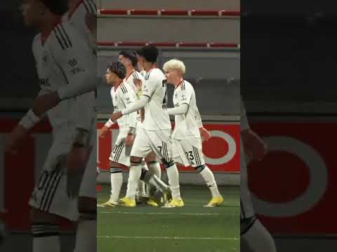 Hört Alex Meier bei der Kabinenansprache zu! 👂Inside Youth League ❤️‍🔥