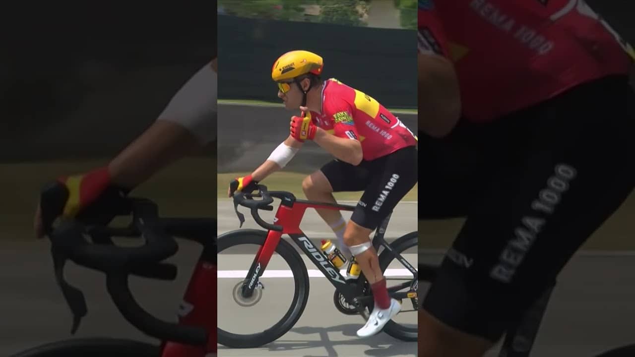 His sock was white at the start of the day! 😱🧦A crash for Fredrik Dversnes at the Giro.