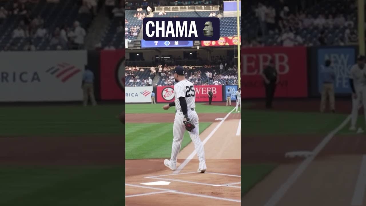 UFC  double champion Alex “Poatan” Pereira threw out the first pitch at Yankee Stadium! 🗿