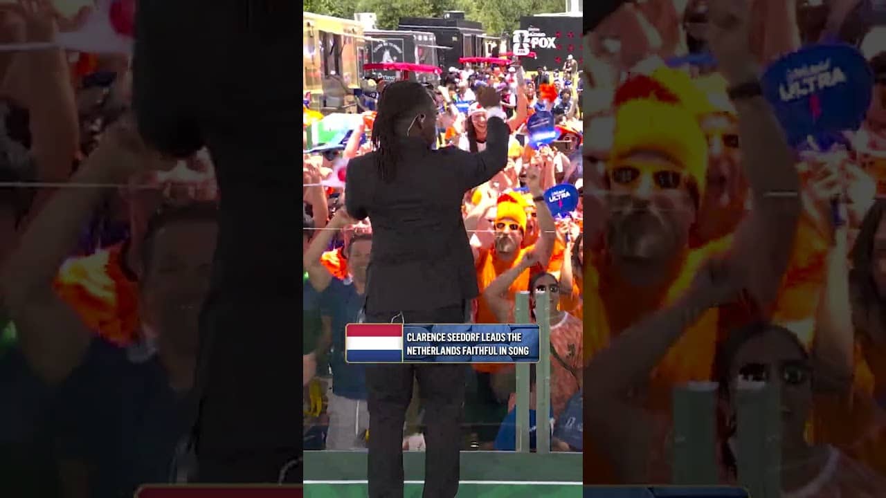 Netherlands legend Clarence Seedorf leads the iconic "Links Rechts" chant with the Dutch fans 🇳🇱