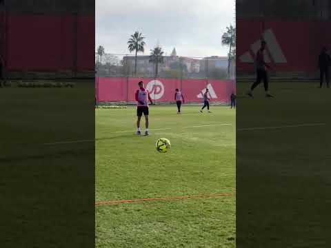 Wait for it.. ↕️ #futbol #sevillafc #alexissanchez #training
