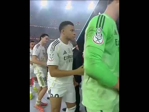 Mbappe only wanted to leave the field after the Supercopa awards 👀