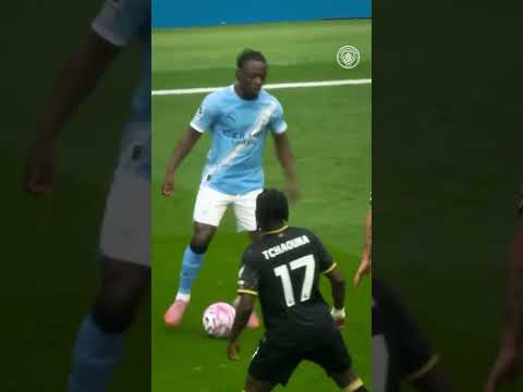 Some of these one on one dribbles 👀😮‍💨 #mancity #football #shorts #shortsvideo #goals