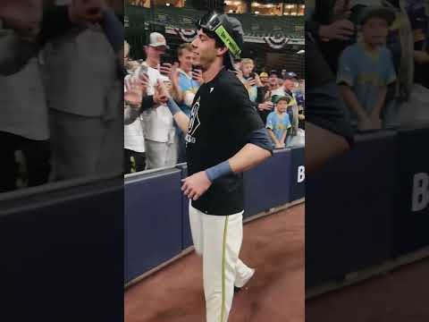 Christian Yelich: man of the people ✋