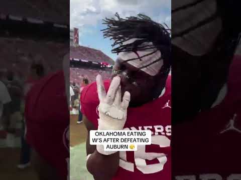 The Sooners celebrating the win 💪