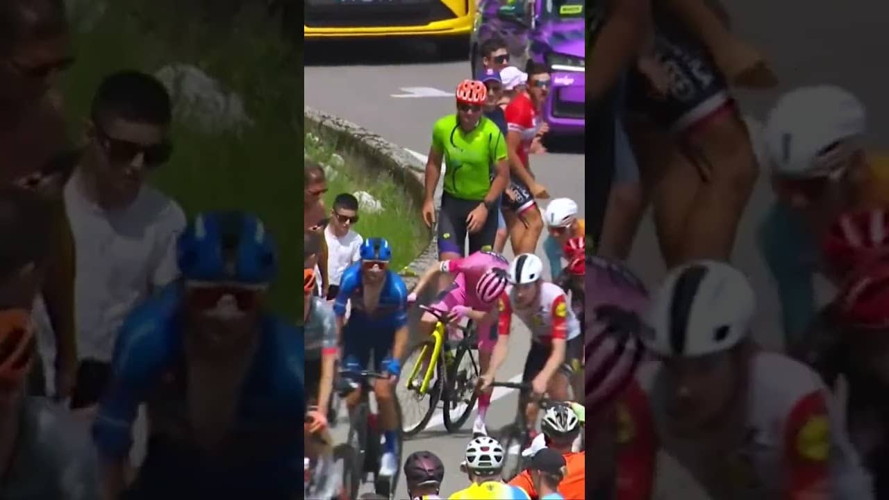 Jonas Vingegaard has a problem on Piancavallo 😮 No drama for the Dane though and he’s underway.