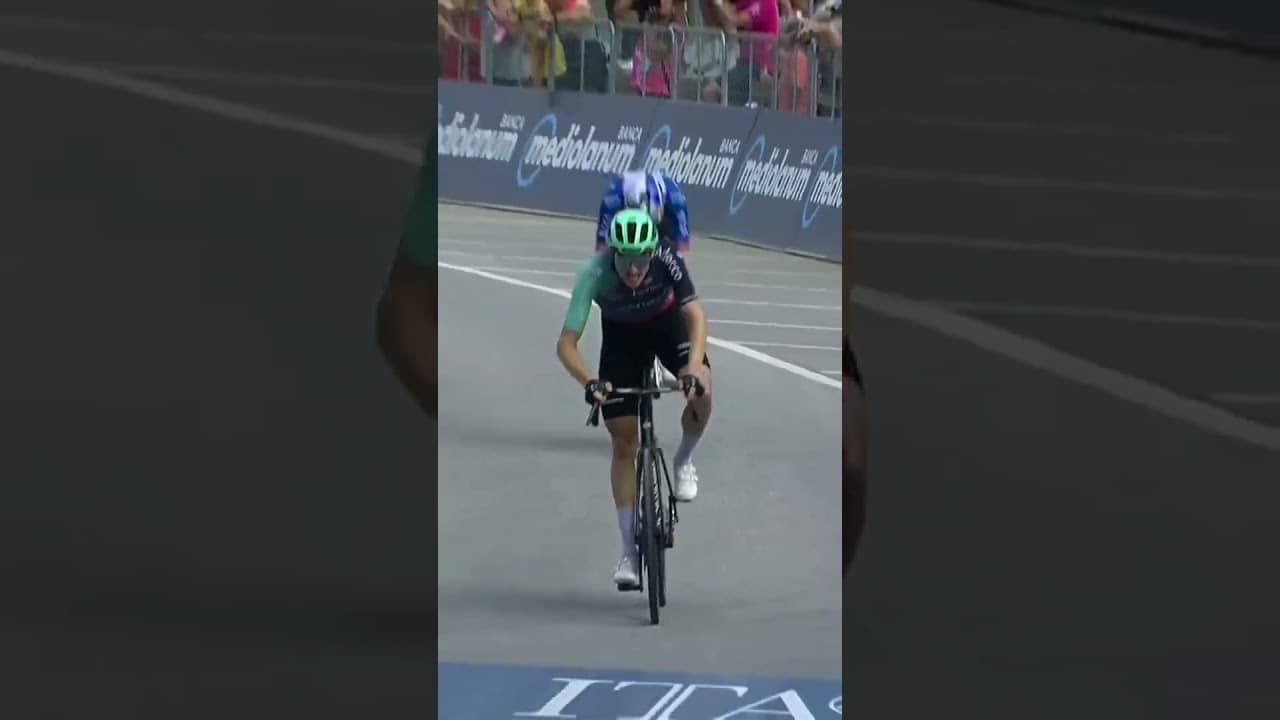 Just too good 😮‍💨 Jonas Vingegaard and Visma Lease a bike dominate Stage 16 at the Giro.