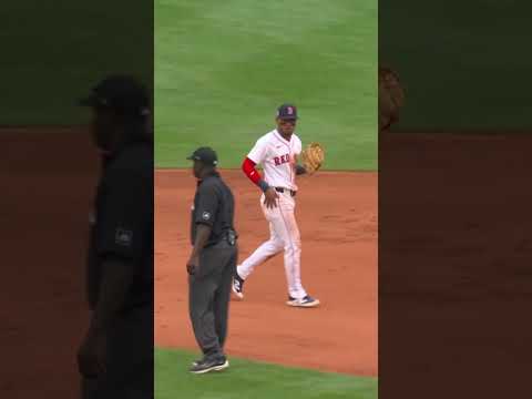 Ceddanne Rafaela turns an incredible double play 😱