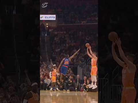 🚨 Dean at the buzzer! #LetEmKnow #Cavs #DeanWade #NBA #Shorts