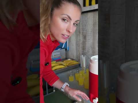 Jürgen Klopp scherzt am Buffet 😁🍝