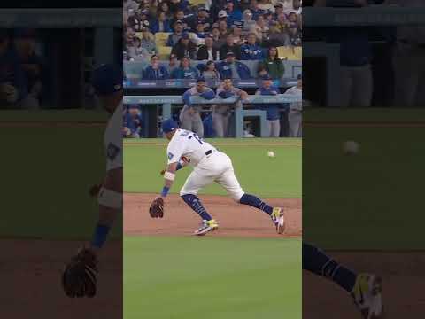 Miguel Rojas makes an outstanding diving play 🤯