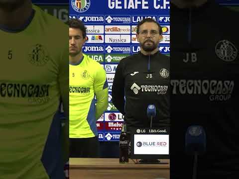 Minuto de silencio antes de comenzar la rueda de prensa de José Bordalás