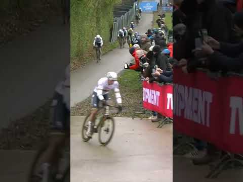 Mathieu van der Poel goes!.. …but Emiel Verstrynge closes the Dutchman down! 😮