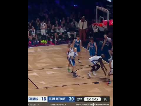 Shams Charania on his phone in the middle of the All-Star Celebrity Game 😅