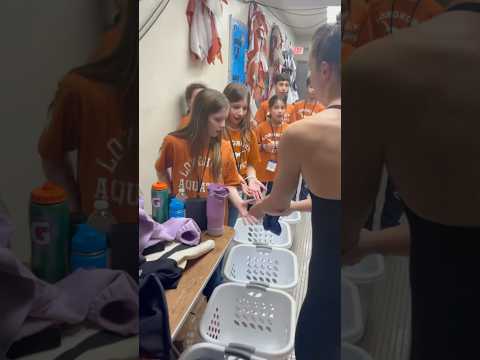 Regan Smith gave her #ToyotaUSOpen medals to the basket carriers 😌