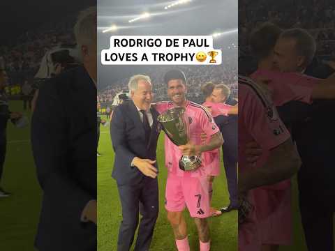 Rodrigo De Paul can’t put the trophy down!🏆🎊
