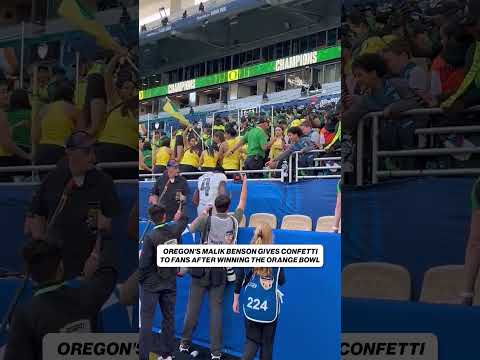 Malik Benson went to the stands to pass out confetti after Oregon's Orange Bowl win 🥺 #CFB #Oregon