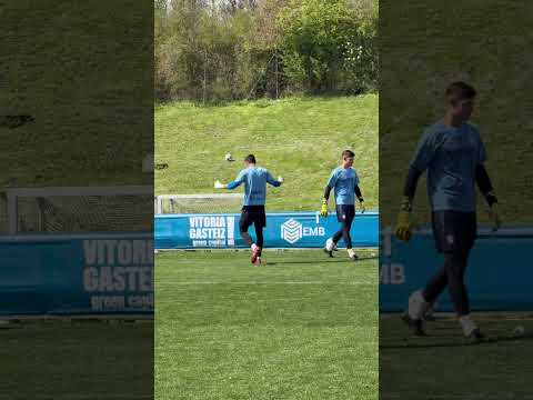 Lo mejor de las finalizaciones del entrenamiento de hoy. #futbol #alaves #laligaeasports