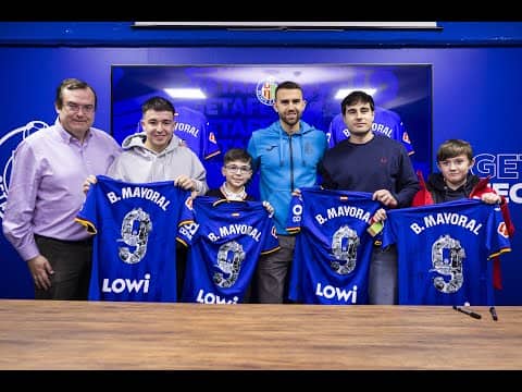 La entrega de camisetas de edición limitada de Borja Mayoral 🎁💙